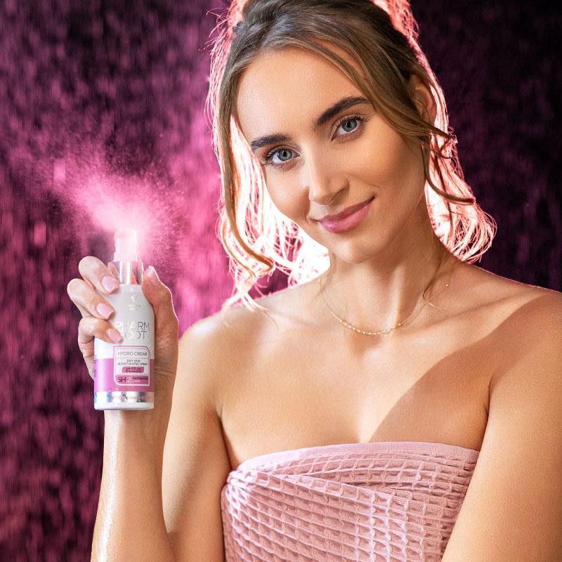 Kobieta rozpyla spray HYDRO CREAM Pharm Foot 150 ml