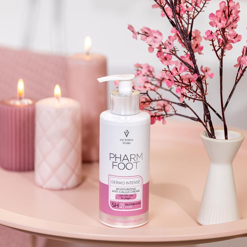 Krem DERMO INTENSE Pharm Foot 250 ml obok świec i gałązki kwitnącej wiśni