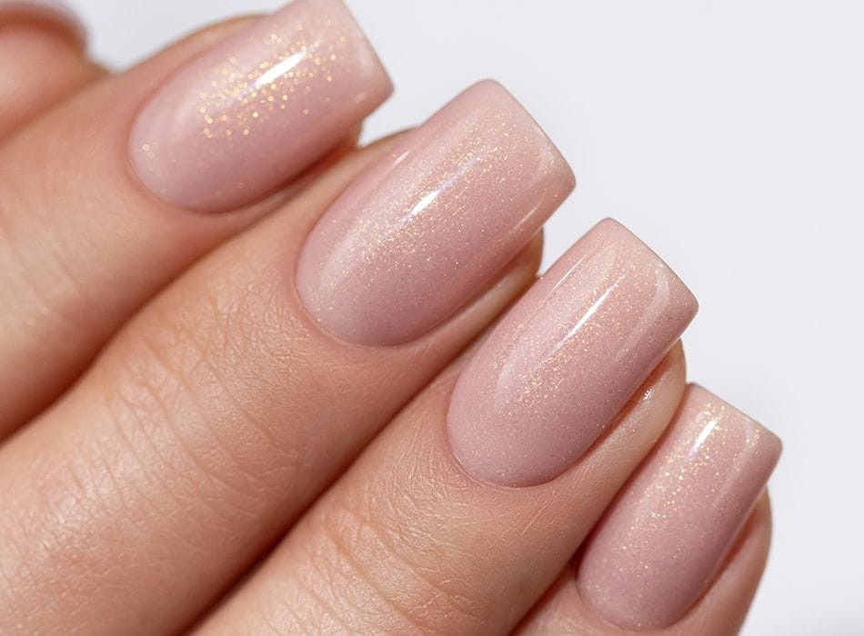 Mega Base Shimmer Peach - brzoskwiniowe paznokcie ze zlotym brokatem, efekt bazy budującej Victoria Vynn