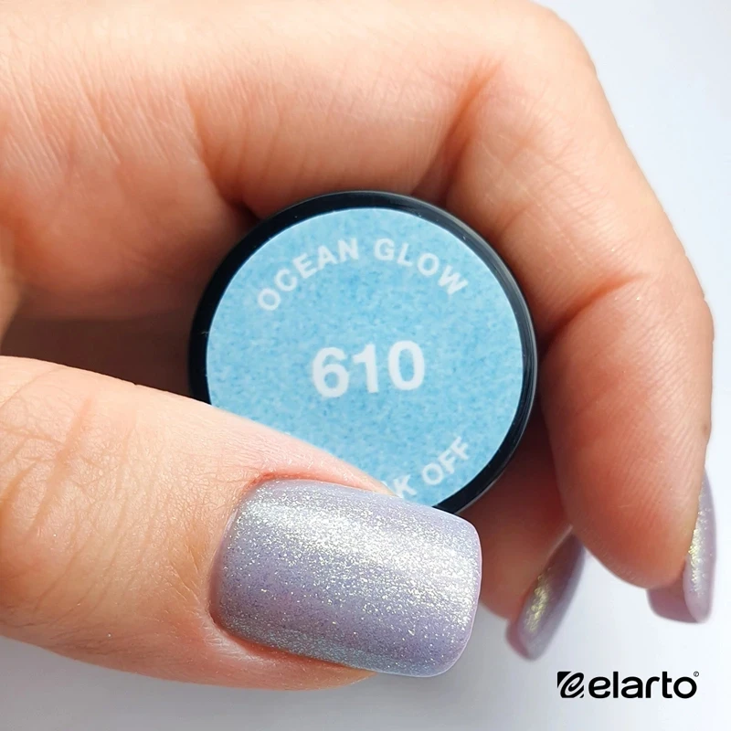 Lacogel Ocean Glow nr 610 - zbliżenie na pastelowy błękit ze złoto-błękitną drobiną i glossy wykończeniem
