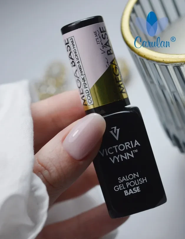 Dłoń trzymająca butelkę VV Mega Base Cold Pink 15ml, migdałowy paznokiec w chłodnym półtransparentnym różu