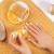 Aplikacja serum manuBOOST 15 ml na paznokcie dłoni