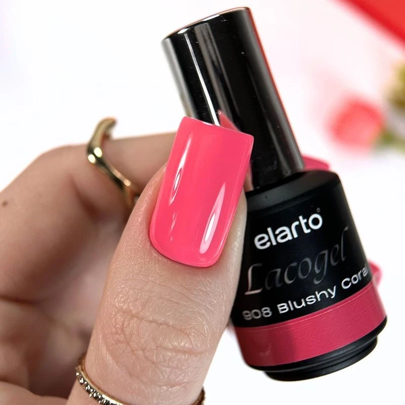 Lacogel Blushy Coral nr 908 - zbliżenie na koralowy odcień, pełne krycie