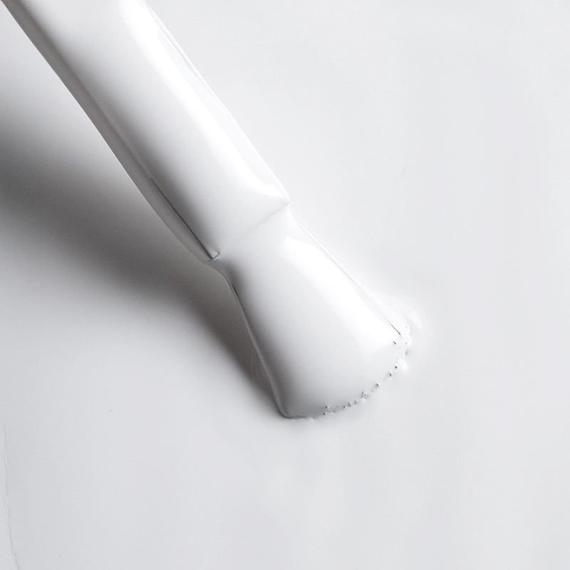 Elarto Lakier do stempli Stamp Nail Polish 01 White 7 ml - zbliżenie pędzelka z białym lakierem o kremowej konsystencji na białym tle