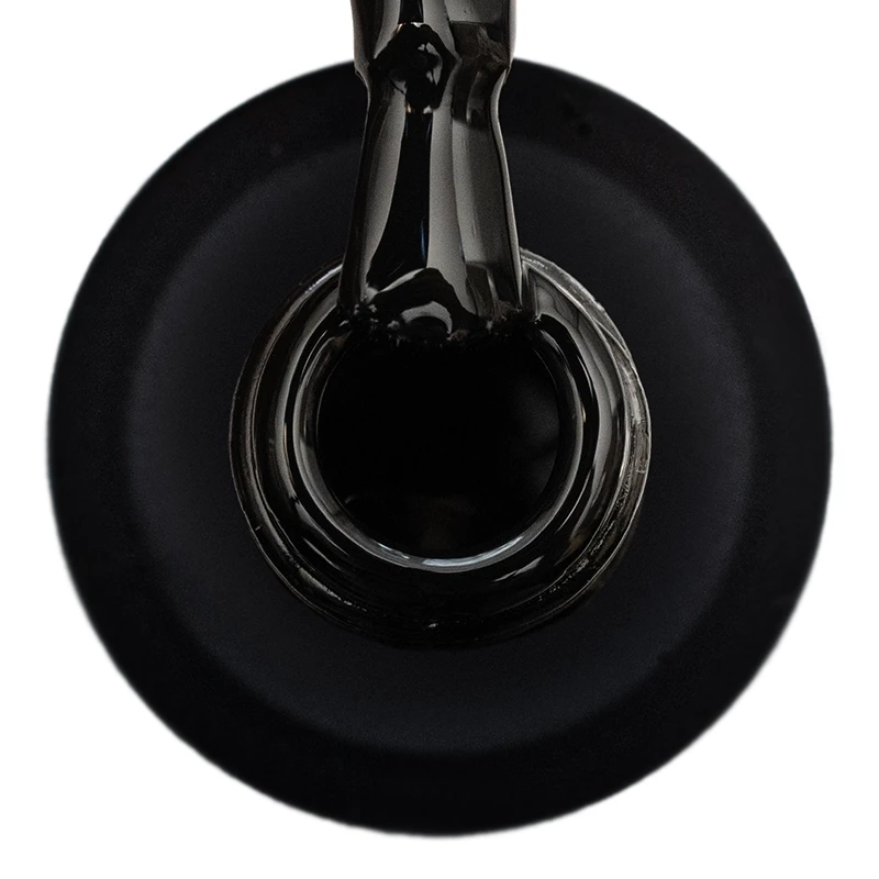 Elarto Lakier do stempli Stamp Nail Polish 02 Black 7 ml - widok z góry na otwartą szyjkę butelki i pędzelek pokryty czarnym lakierem