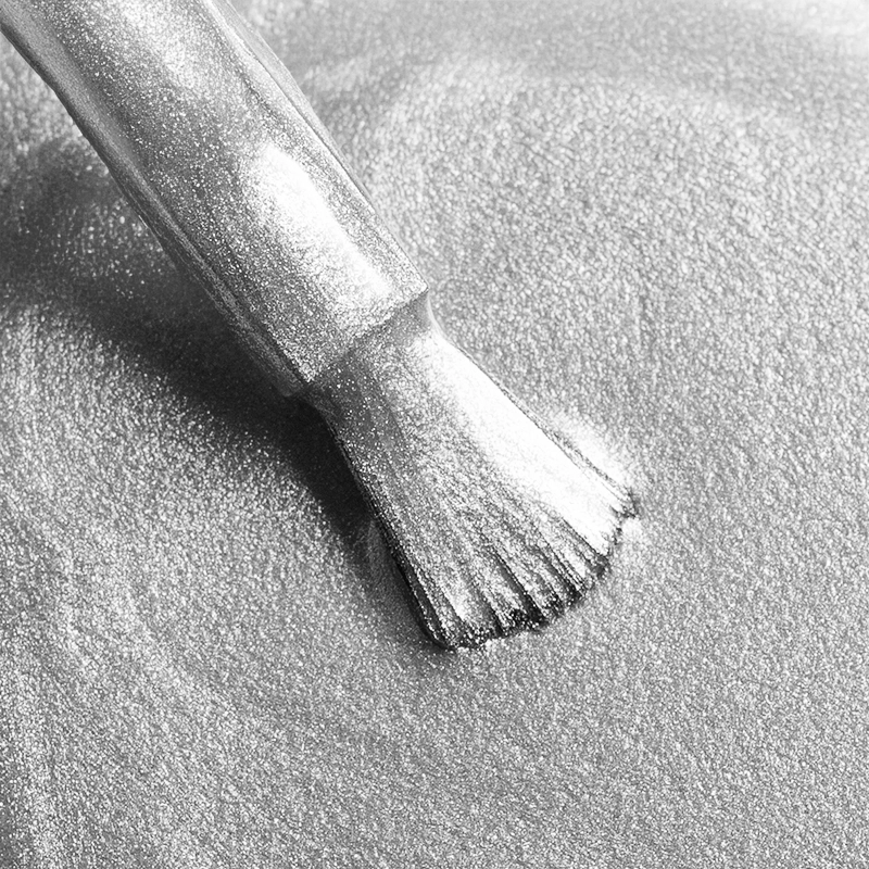Elarto Lakier do stempli Stamp Nail Polish 03 Silver 7 ml - zbliżenie pędzelka na teksturze metalicznego srebrnego lakieru