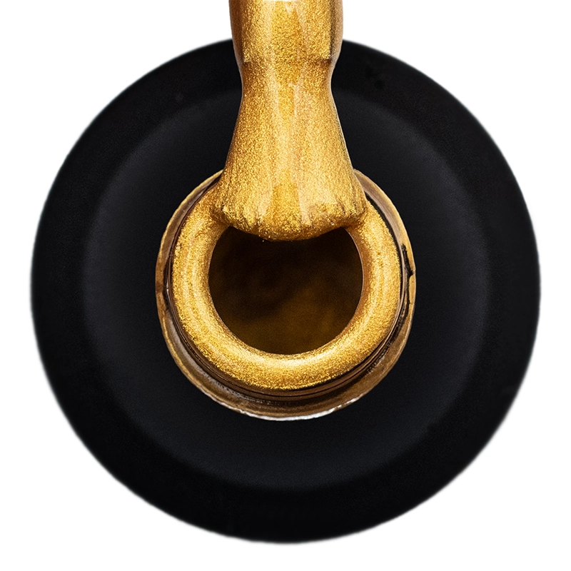 Elarto Lakier do stempli Stamp Nail Polish 04 Gold 7 ml - widok z góry na otwartą szyjkę butelki i pędzelek pokryty złotym lakierem