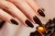 Manicure lakierem 428 Lava Cake - głęboki, czekoladowy brąz na paznokciach