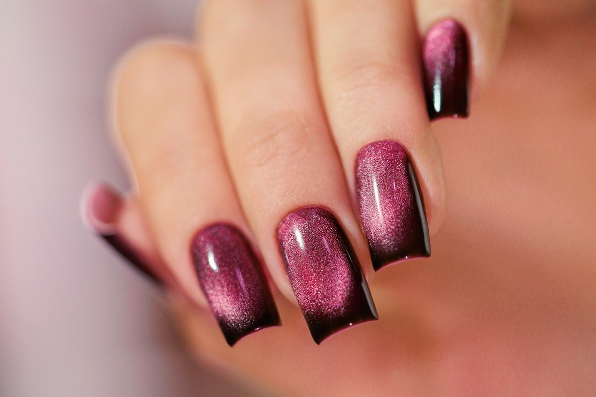 Stylizacja paznokci lakierem Cat Eye No. 426 Mocha Eclair - kawowy brąz z magnetyczną smugą kociego oka