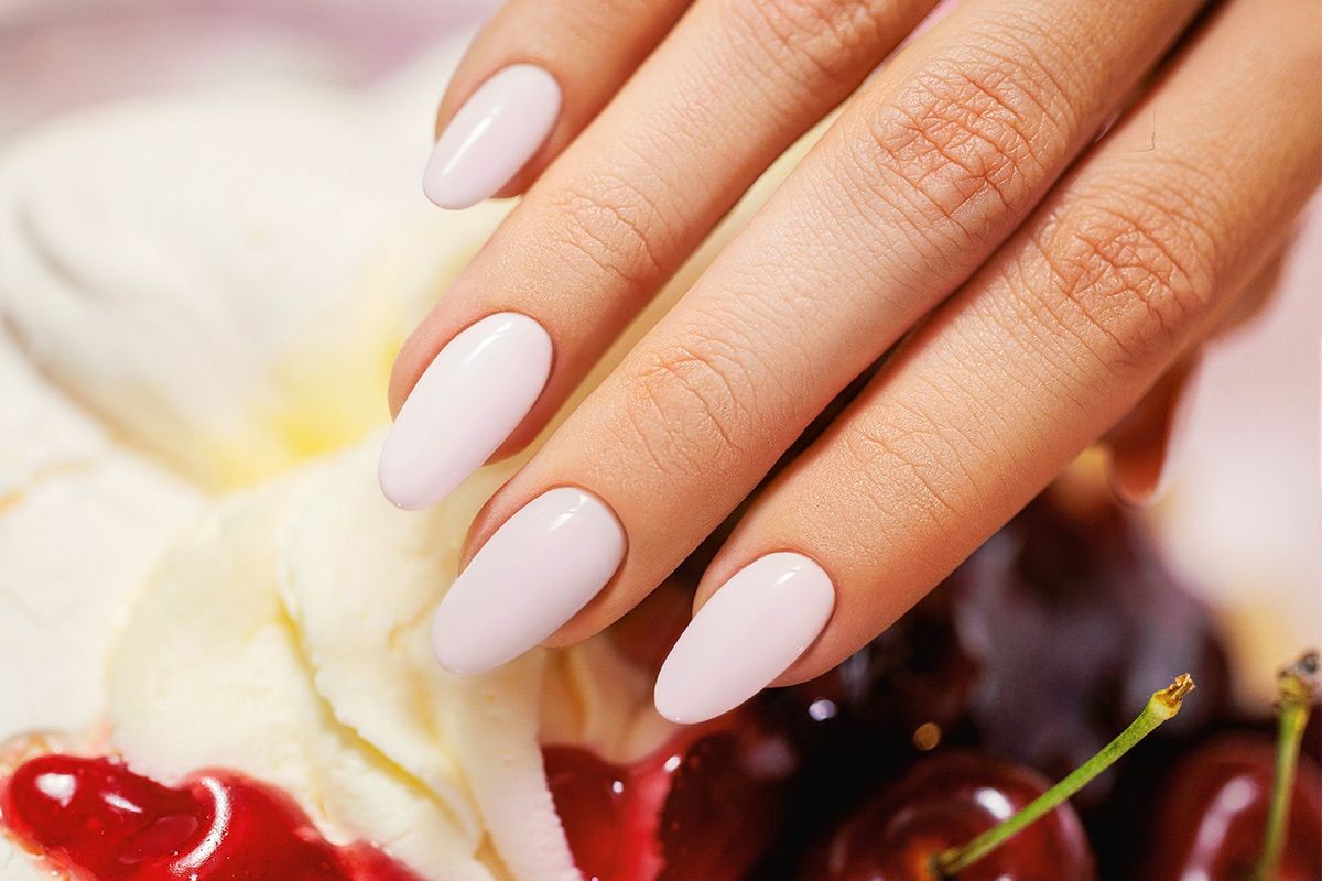 Paznokcie w bieli z nutką różu Victoria Vynn GEL POLISH 423 PavLover nad lodami z wiśniami