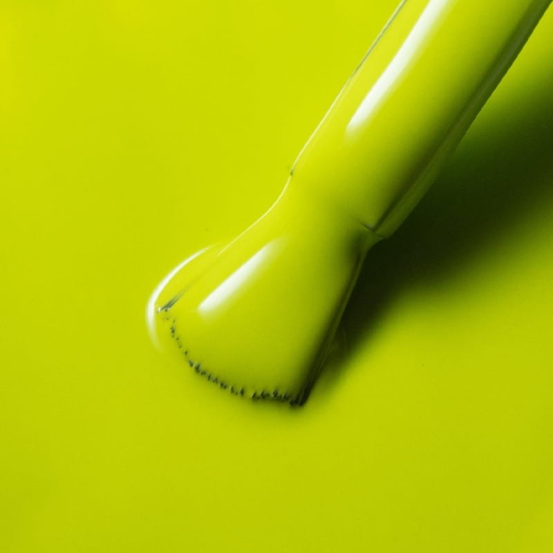 Lacogel Lime Crime nr 678S - zbliżenie na limonkową zieleń, kremowe pełne krycie