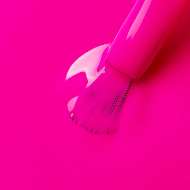 Lacogel Hot Magenta nr 672S - zbliżenie na elektryzującą magentę i fuksję, kremowe pełne krycie
