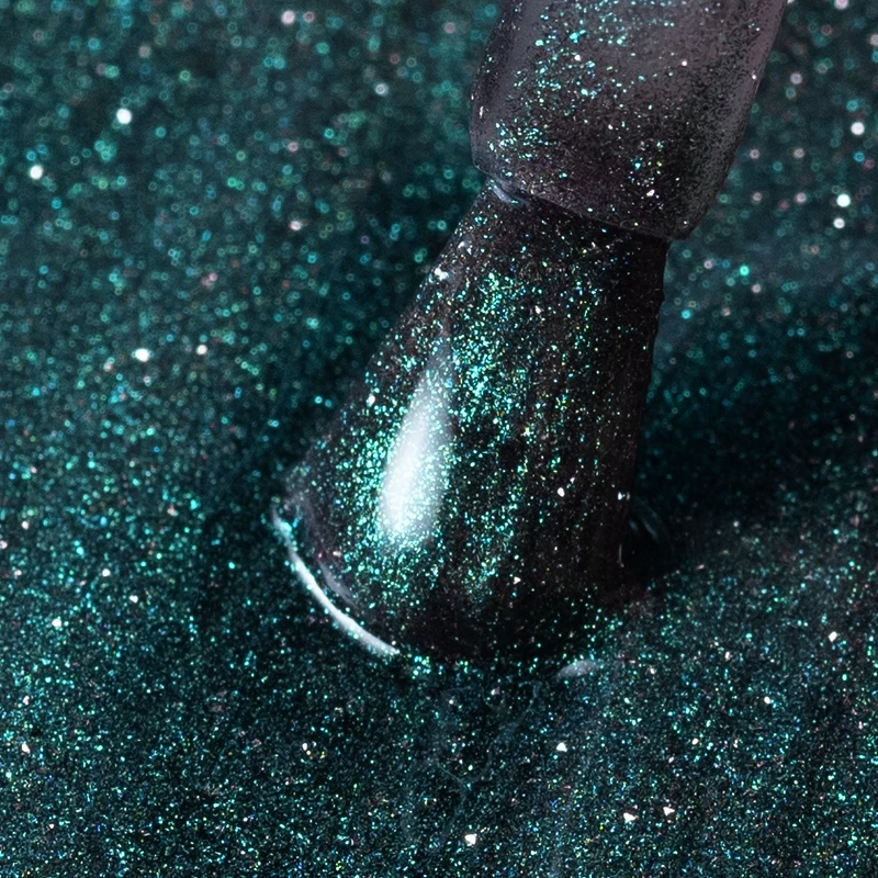 Lacogel Emerald Glance nr 936 - zbliżenie na turkusową magnetyczną smugę cat eye, szmaragdowa zieleń z drobinkami flash