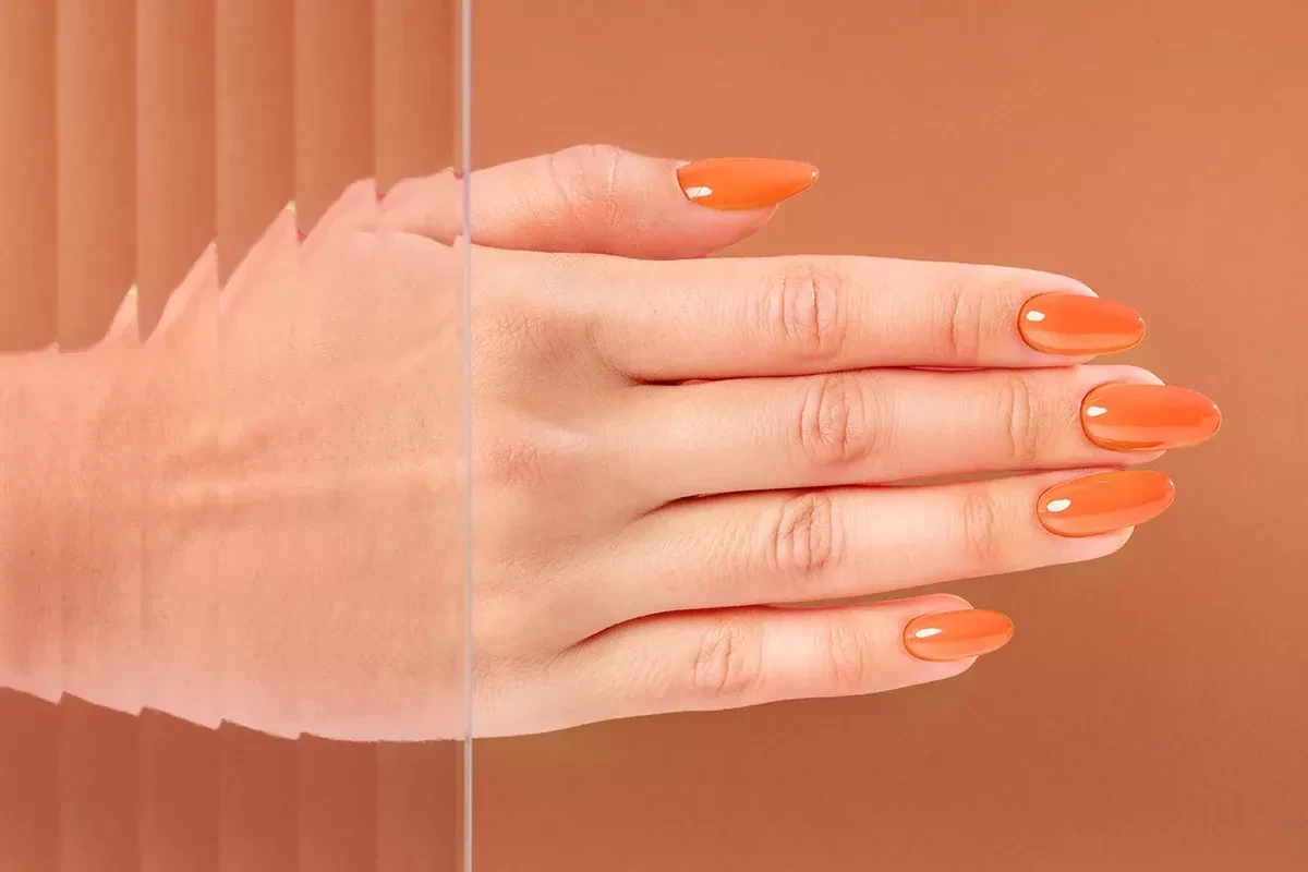 Pomarańczowy manicure lakierem Victoria Vynn GEL POLISH 437 HelloVynn na dłoni
