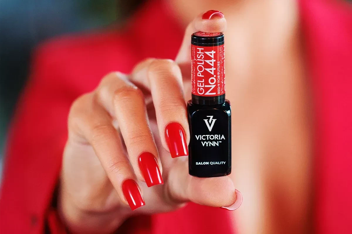 Stylizacja lakierem 444 Red-y for Future - odważny krwisty czerwony manicure