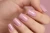 INSTA GEL 04 Must Have - dłoń z paznokciami w odcieniu pudrowy róż, kwadratowy kształt, naturalny efekt