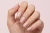 INSTA GEL 05 Nude Mood - dłoń z paznokciami w odcieniu stonowany beż, kwadratowy kształt, naturalny efekt