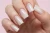 INSTA GEL 10 Frosty Shine - dłoń z paznokciami w odcieniu mleczny z drobinkami, kwadratowy kształt, naturalny efekt