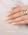 Makear French Manicure Gel Yellow FG06 5 ml, pastelowy żółty french na dłoni opartej o białą koszulę