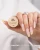 Makear French Manicure Gel Yellow FG06 5 ml, słoiczek w dłoni z pastelowym żółtym frenchem