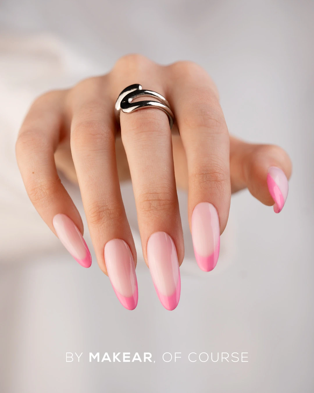 Makear French Manicure Gel Pink FG05 5 ml, różowy french na dłoni z pierścionkiem