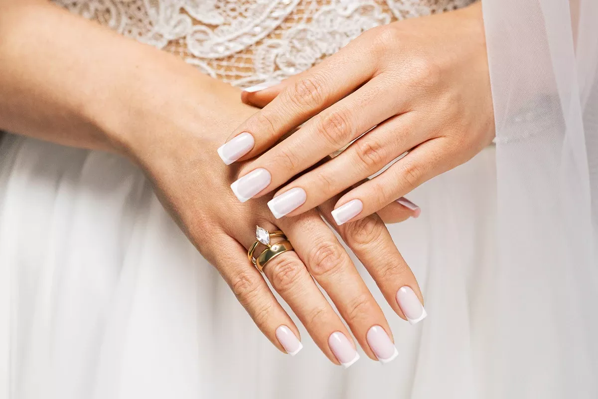 Efekt mlecznobiałego manicure hybrydowego VV 459 Wedding Dress na paznokciach