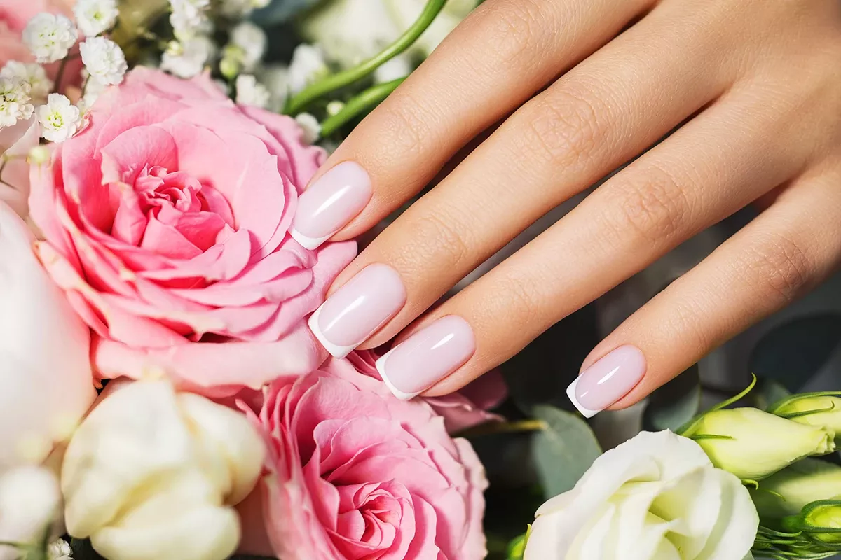 Efekt półtransparentnego różowego manicure VV 461 Peony Bouquet na paznokciach