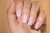 Efekt różowego manicure z szampańską drobinką VV 462 Sparkle Toast na paznokciach