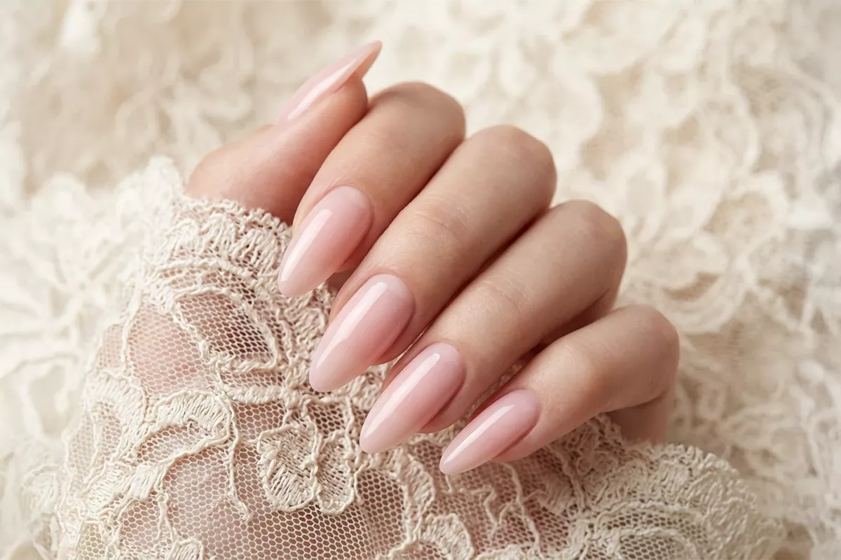Efekt manicure old money VV 463 Pink Bridesmaid jasny róż z beżem na paznokciach