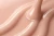 Beżowy manicure nude z luksusowym blaskiem VV 464 Honeymoon Glow - drobinka na paznokciach