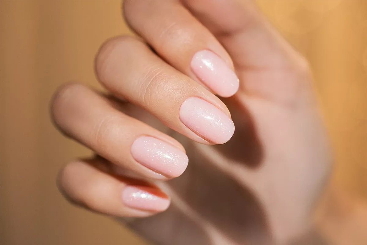 Efekt beżowego manicure z drobinką VV 464 Honeymoon Glow na paznokciach