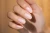 Efekt beżowego manicure z drobinką VV 464 Honeymoon Glow na paznokciach