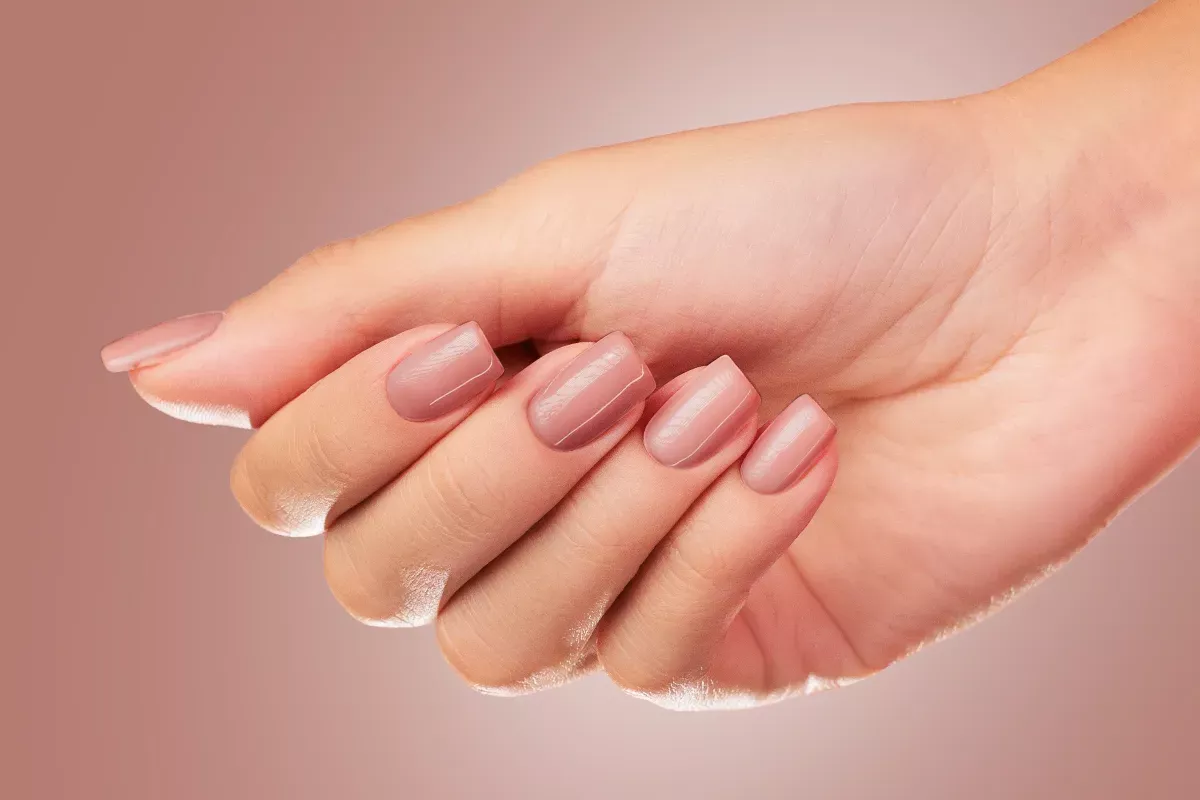 Mega Base Cover Tan 8 ml - stylizacja paznokci, naturalny nude na dłoni