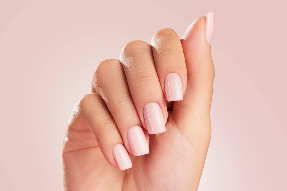 Mega Base Cover Cream 8 ml - stylizacja paznokci, różowy nude na dłoni