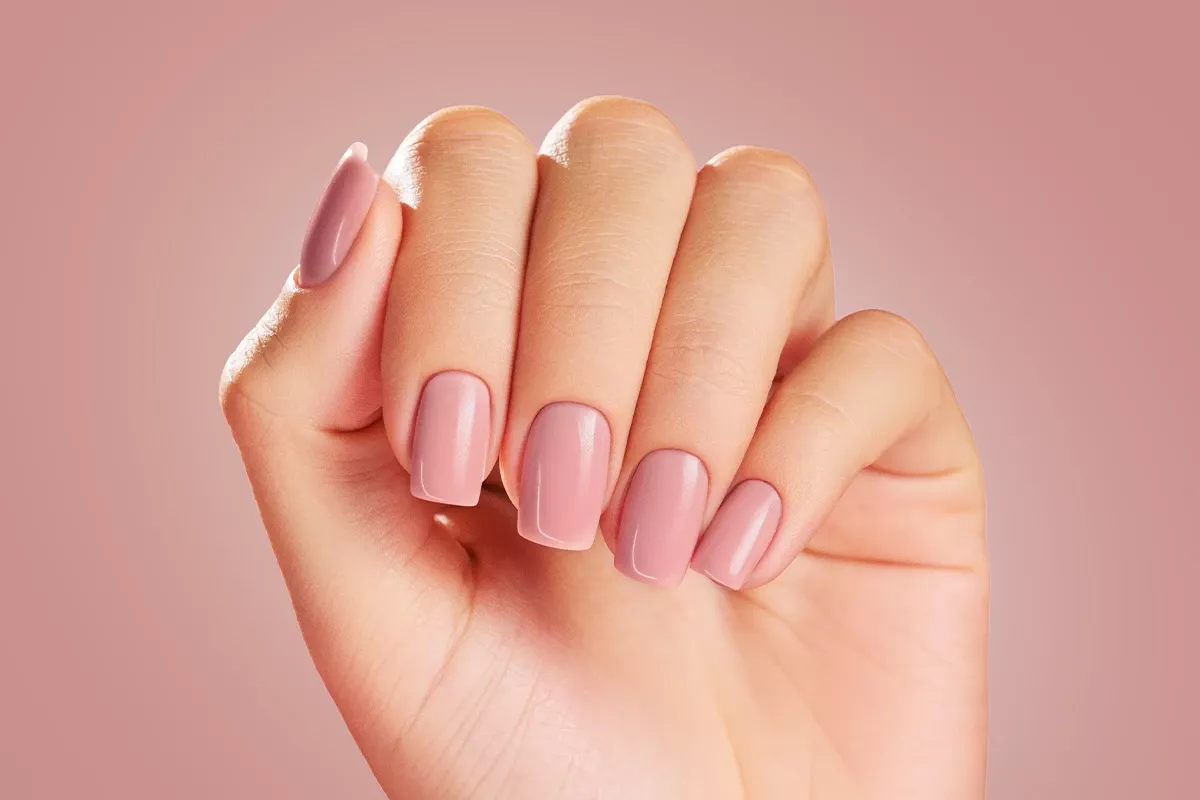 Mega Base Cover Natural 8 ml - stylizacja paznokci, różowo-nude na dłoni