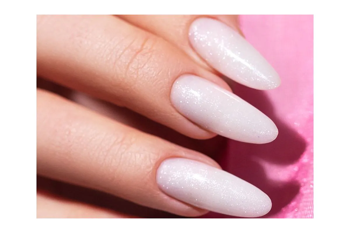 Victoria Vynn EASY FIBER GEL Sparkle Milky 15ml - stylizacja paznokci mleczną bielą z połyskującymi drobinkami