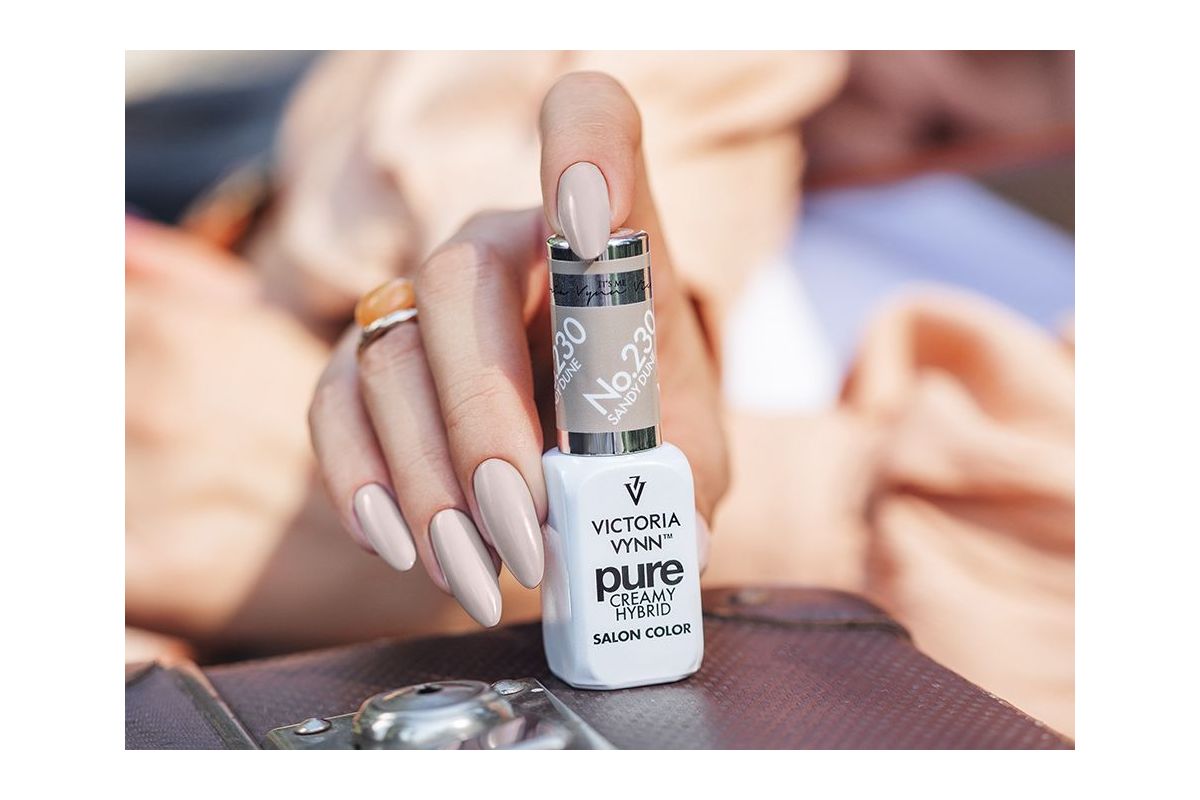 Swatch koloru lakieru hybrydowego Victoria Vynn Pure 230 Sandy Dune na paznokciach