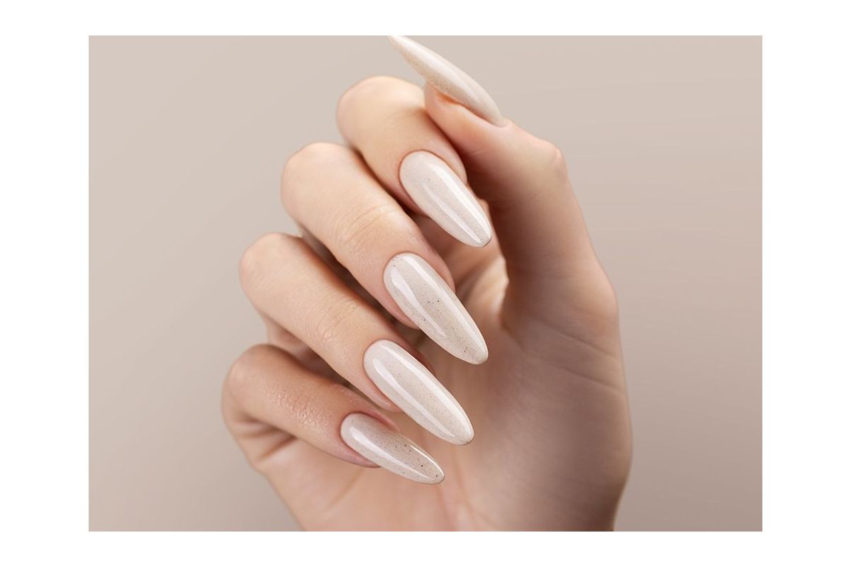 Swatch koloru lakieru hybrydowego Victoria Vynn Pure 242 Dreamlike Marble na paznokciach