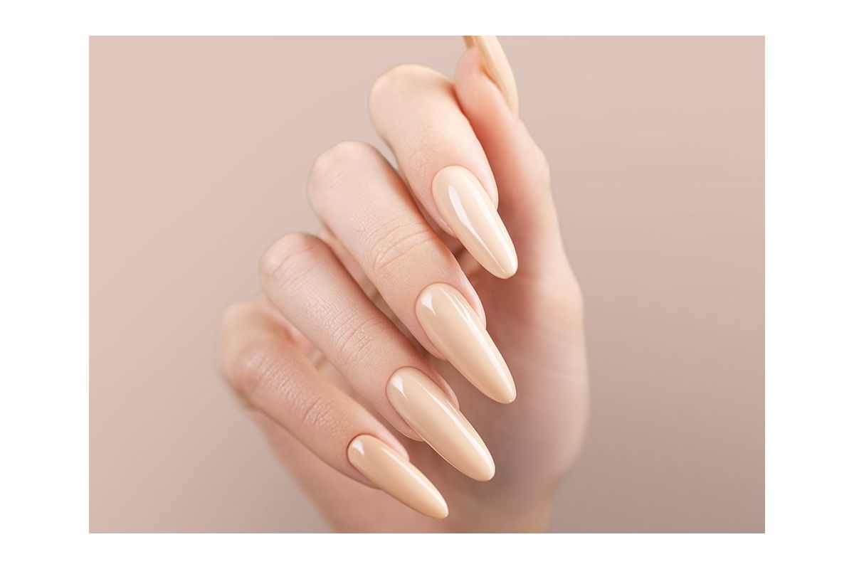 Swatch koloru lakieru hybrydowego Victoria Vynn Pure 243 Desert Sand na paznokciach