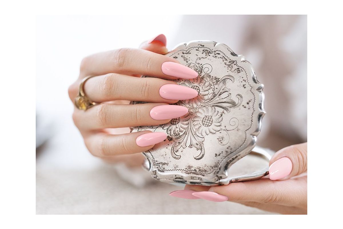Swatch koloru lakieru hybrydowego Victoria Vynn Pure 241 Former Rouge na paznokciach