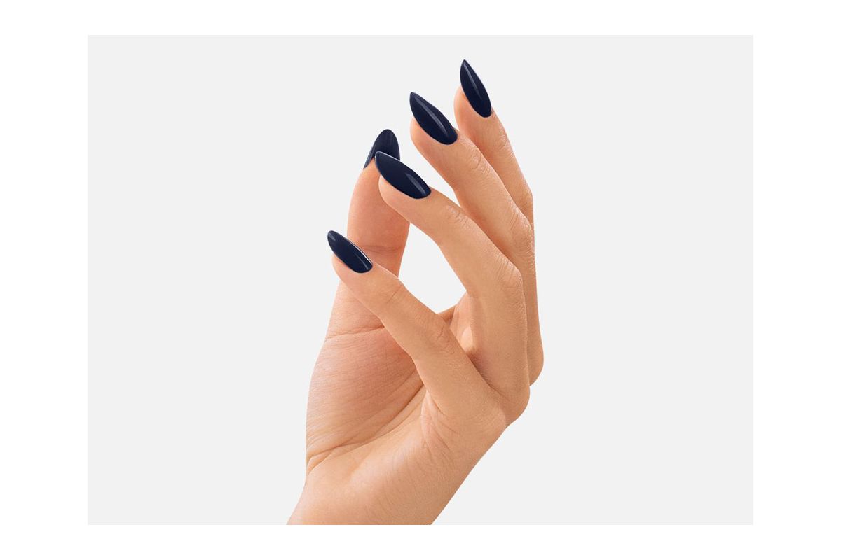 Swatch koloru lakieru hybrydowego Victoria Vynn Pure 210 Navy Old Town na paznokciach