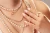 Victoria Vynn GEL POLISH 474 Pearlfectionist - perłowy brzoskwiniowy manicure na paznokciach z butelką lakieru 8ml