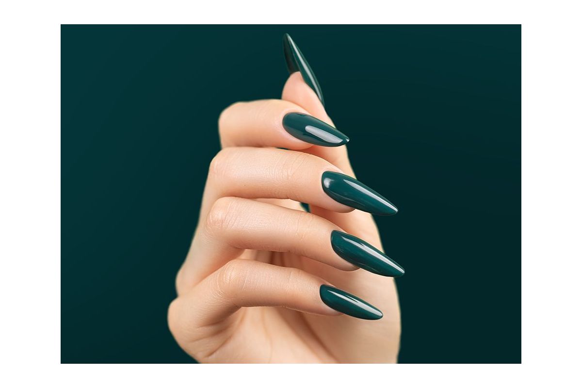Victoria Vynn Pure Creamy Hybrid nr 246 Deep Sea 8 ml - swatch na paznokciach