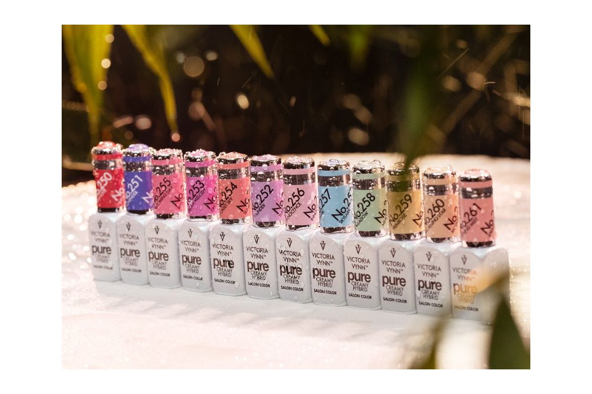Lakier hybrydowy Victoria Vynn Pure Creamy Hybrid nr 256 Innocence 8 ml - swatch na paznokciach