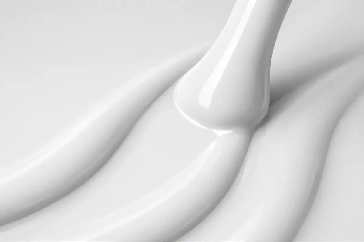 Lakier hybrydowy Victoria Vynn Pure Creamy Hybrid nr 001 Absolute White - swatch na paznokciach