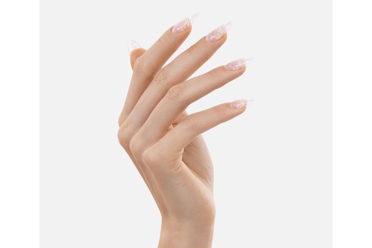 Victoria Vynn Pure Creamy Hybrid 039 Luxury Silver 8 ml - srebrne drobinki różnej wielkości iskrzące w transparentnej masie