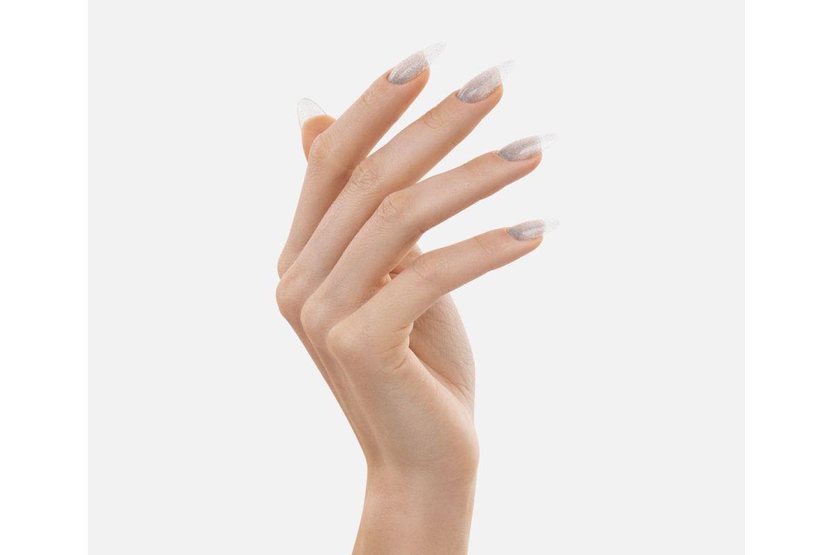 Victoria Vynn Pure Creamy Hybrid 143 Magical Silver 8 ml - białe srebro z bardzo drobnym wielobarwnym brokatem w przejrzystej masie