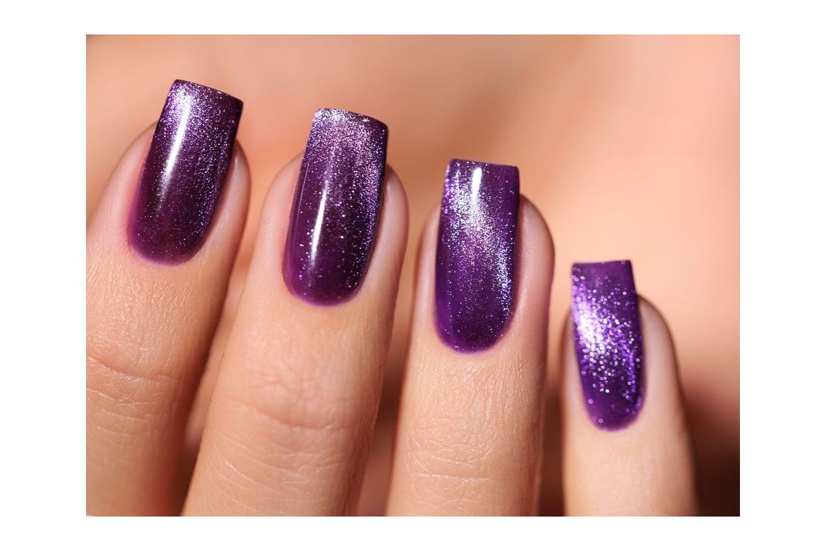 Lakier hybrydowy Victoria Vynn Gel Polish Cat Eye No. 392 Max 8 ml - kolor na paznokciach, fiolet z brokatem i efektem kociego oka