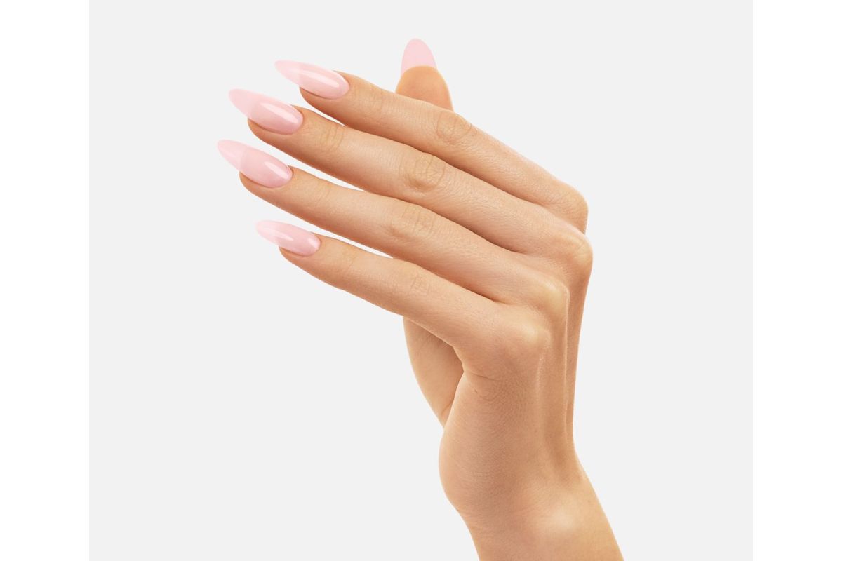 GEL POLISH 004 Marshmallow - cielisto-różowy odcień, pełne krycie w dwóch warstwach, paznokcie hybrydowe
