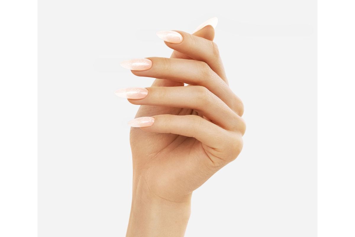 Lakier hybrydowy Victoria Vynn 8 Champagne 8 ml - szampański odcień na butelce, stylizacja ślubna